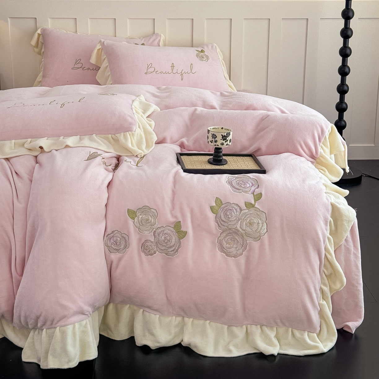 91家纺网 家纺一手货源 找家纺 KA家纺 2025新款冬高克重刺绣床裙款花边款牛奶绒四件套-秘密花园系列 秘密花园粉