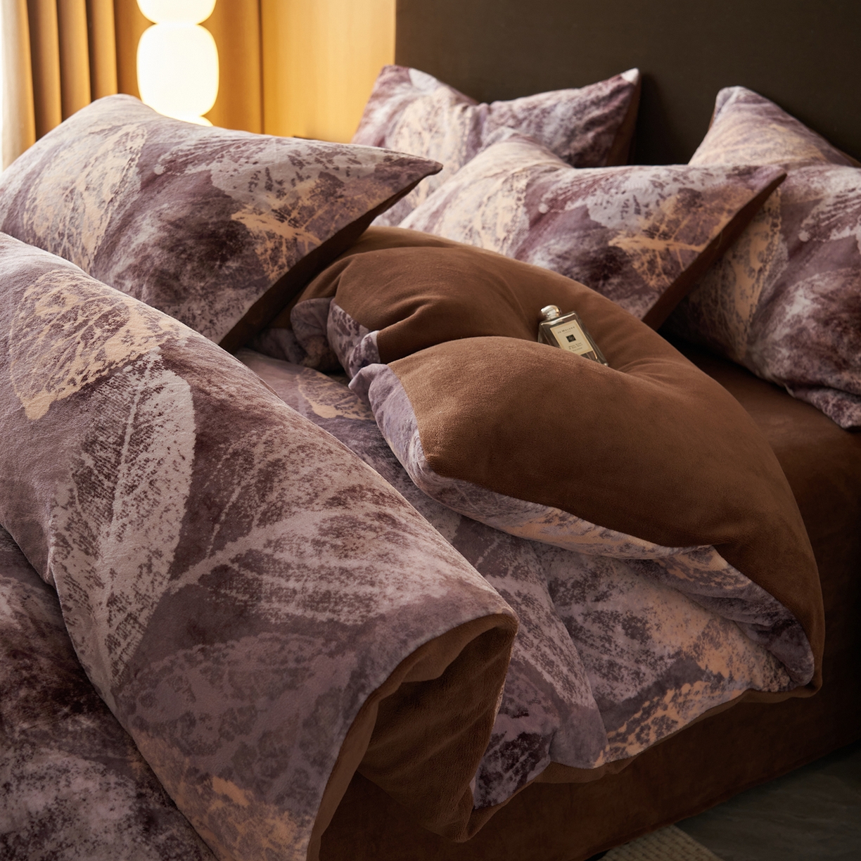 91家纺网 家纺一手货源 找家纺 吾诺家居 2025新款美拉德数码绒暖秋系列四件套 深紫罗兰