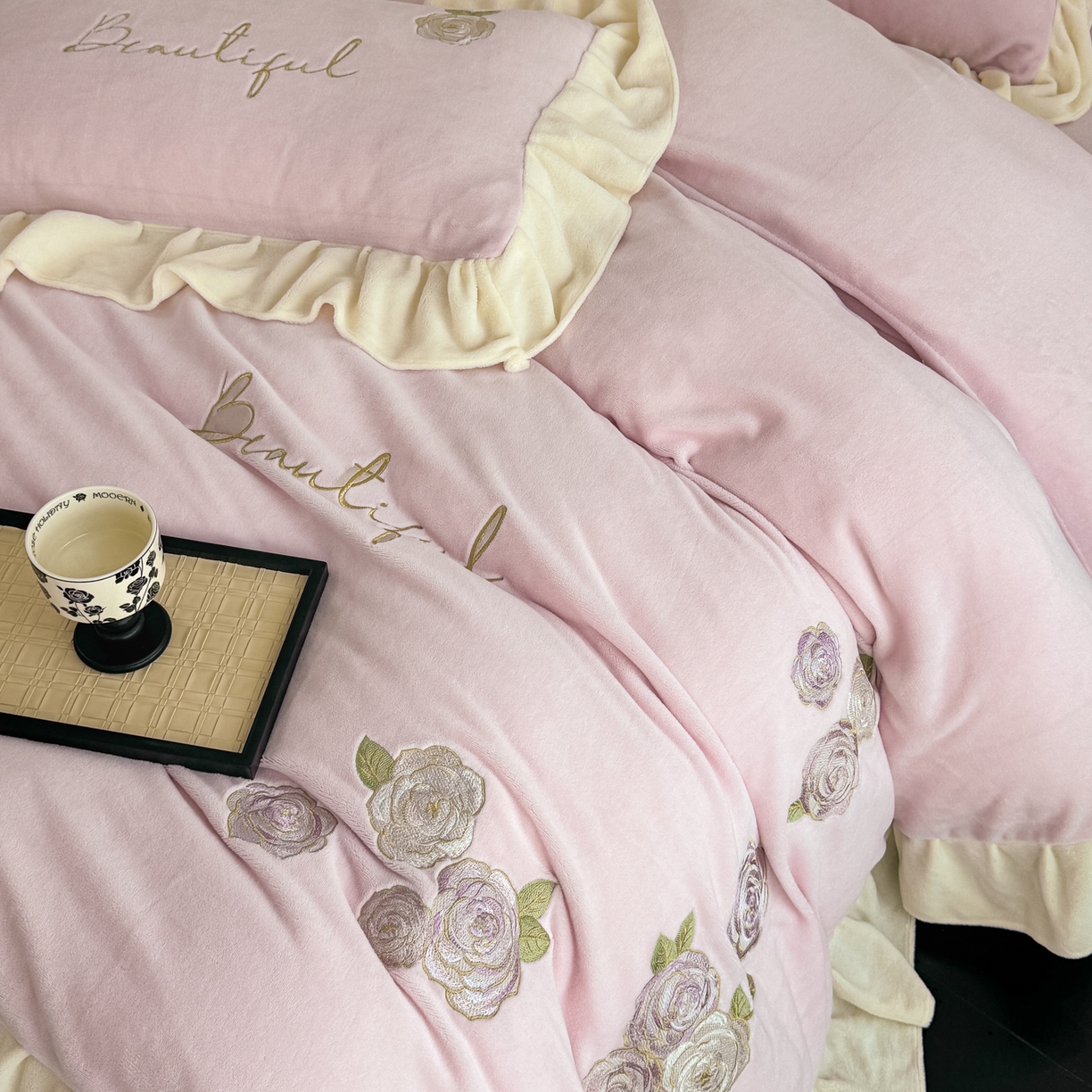 91家纺网 家纺一手货源 找家纺 KA家纺 2025新款冬高克重刺绣床裙款花边款牛奶绒四件套-秘密花园系列 秘密花园粉