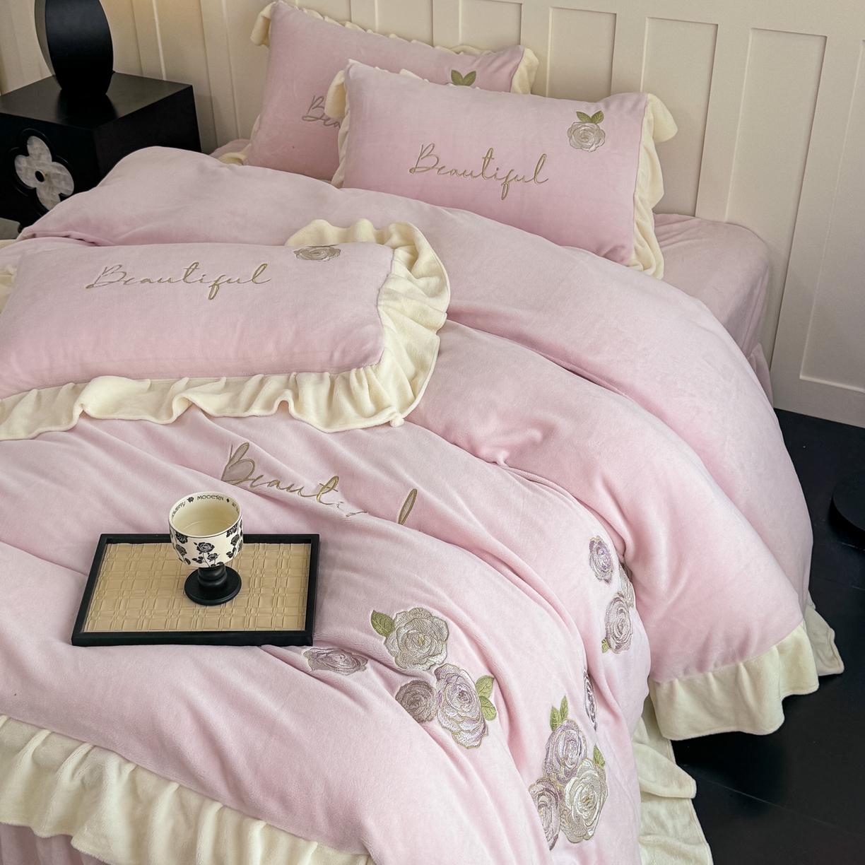 91家纺网 家纺一手货源 找家纺 KA家纺 2025新款冬高克重刺绣床裙款花边款牛奶绒四件套-秘密花园系列 秘密花园粉