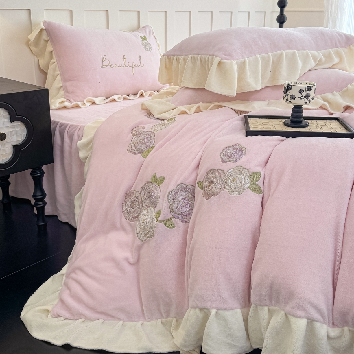 91家纺网 家纺一手货源 找家纺 KA家纺 2025新款冬高克重刺绣床裙款花边款牛奶绒四件套-秘密花园系列 秘密花园粉