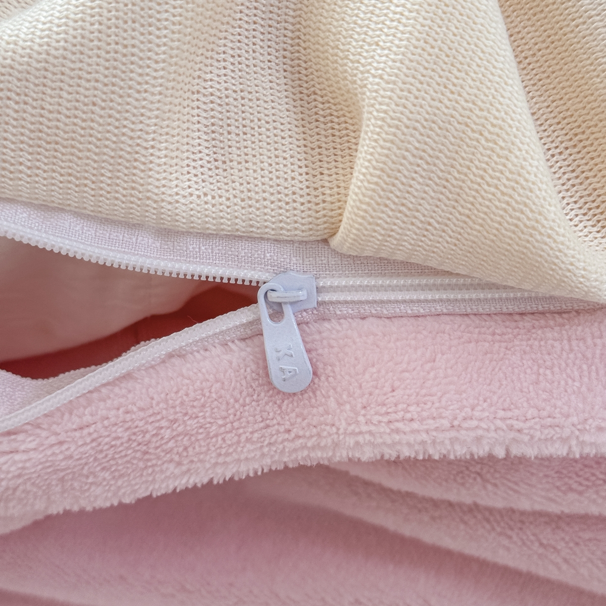 91家纺网 家纺一手货源 找家纺 KA家纺 2025新款冬高克重刺绣床裙款花边款牛奶绒四件套-秘密花园系列 秘密花园粉