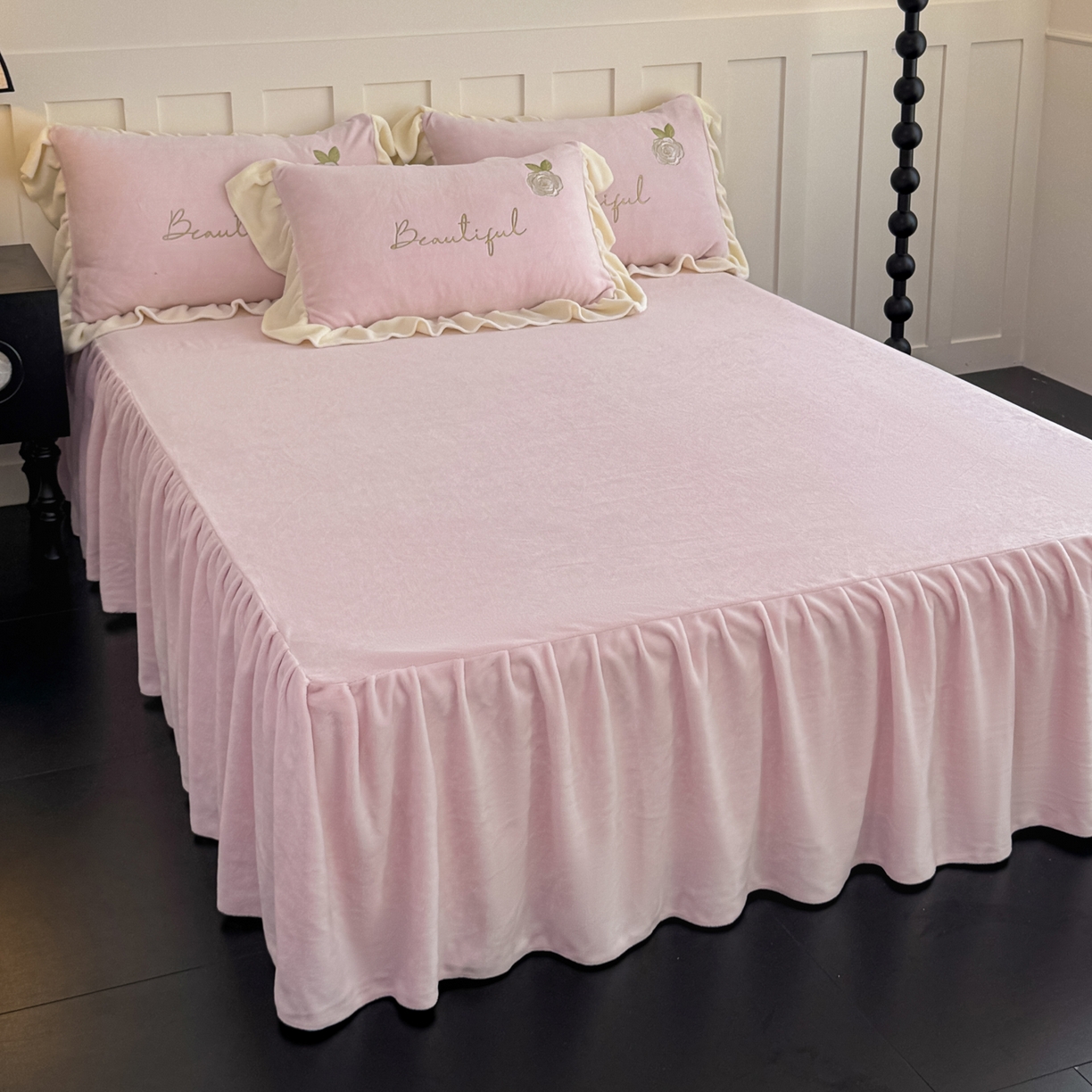 91家纺网 家纺一手货源 找家纺 KA家纺 2025新款冬高克重刺绣床裙款花边款牛奶绒四件套-秘密花园系列 秘密花园粉