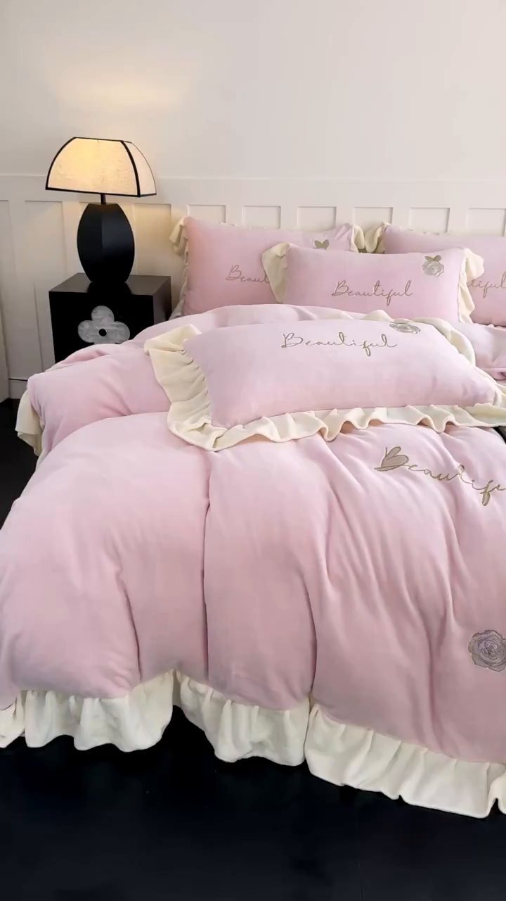 91家纺网 家纺一手货源 找家纺 KA家纺 2025新款冬高克重刺绣床裙款花边款牛奶绒四件套-秘密花园系列 秘密花园粉