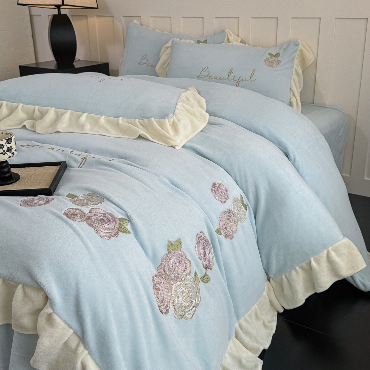 91家纺网 家纺一手货源 找家纺 KA家纺 2025新款冬高克重刺绣床裙款花边款牛奶绒四件套-秘密花园系列 秘密花园兰