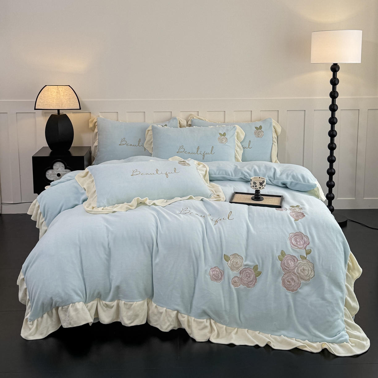 91家纺网 家纺一手货源 找家纺 KA家纺 2025新款冬高克重刺绣床裙款花边款牛奶绒四件套-秘密花园系列 秘密花园兰