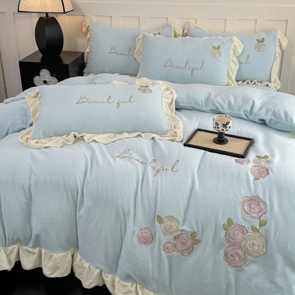 91家纺网 家纺一手货源 找家纺 KA家纺 2025新款冬高克重刺绣床裙款花边款牛奶绒四件套-秘密花园系列 秘密花园兰