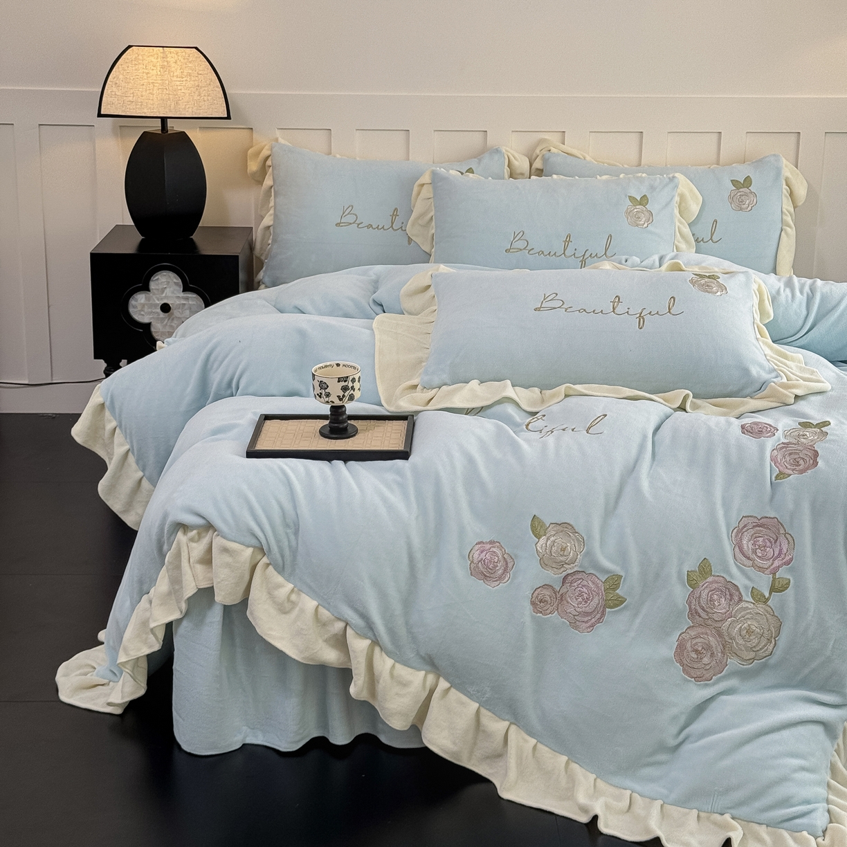 91家纺网 家纺一手货源 找家纺 KA家纺 2025新款冬高克重刺绣床裙款花边款牛奶绒四件套-秘密花园系列 秘密花园兰