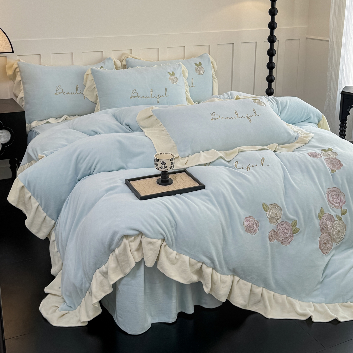 91家纺网 家纺一手货源 找家纺 KA家纺 2025新款冬高克重刺绣床裙款花边款牛奶绒四件套-秘密花园系列 秘密花园兰