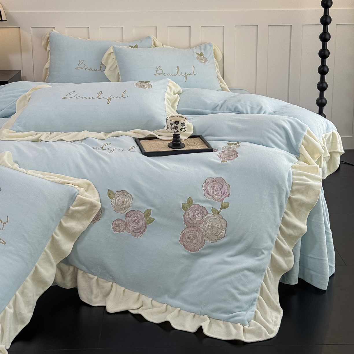 91家纺网 家纺一手货源 找家纺 KA家纺 2025新款冬高克重刺绣床裙款花边款牛奶绒四件套-秘密花园系列 秘密花园兰