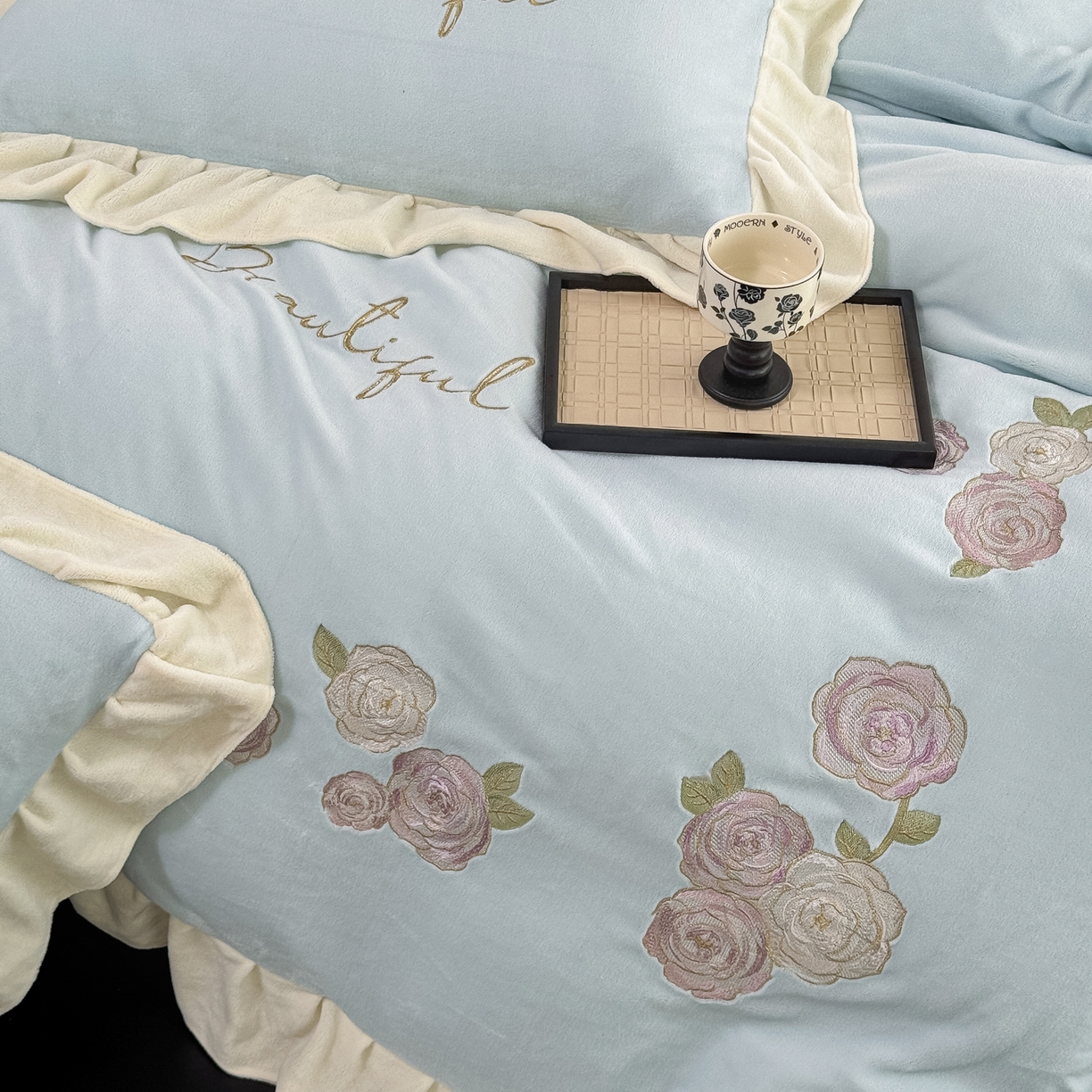 91家纺网 家纺一手货源 找家纺 KA家纺 2025新款冬高克重刺绣床裙款花边款牛奶绒四件套-秘密花园系列 秘密花园兰