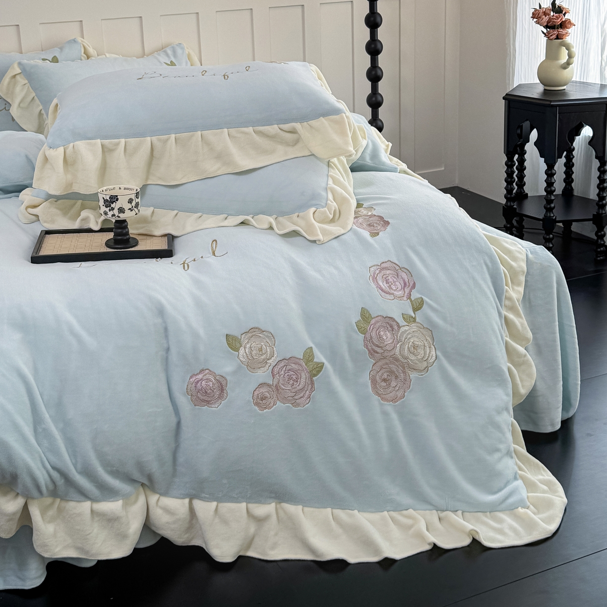 91家纺网 家纺一手货源 找家纺 KA家纺 2025新款冬高克重刺绣床裙款花边款牛奶绒四件套-秘密花园系列 秘密花园兰