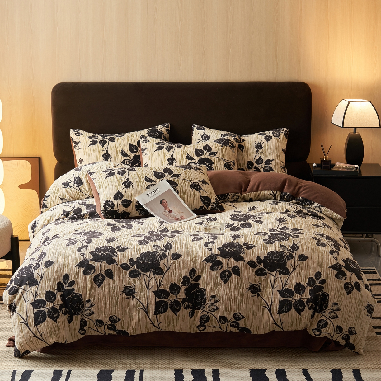 91家纺网 家纺一手货源 找家纺 吾诺家居 2025新款美拉德数码绒暖秋系列四件套 丝绒玫瑰