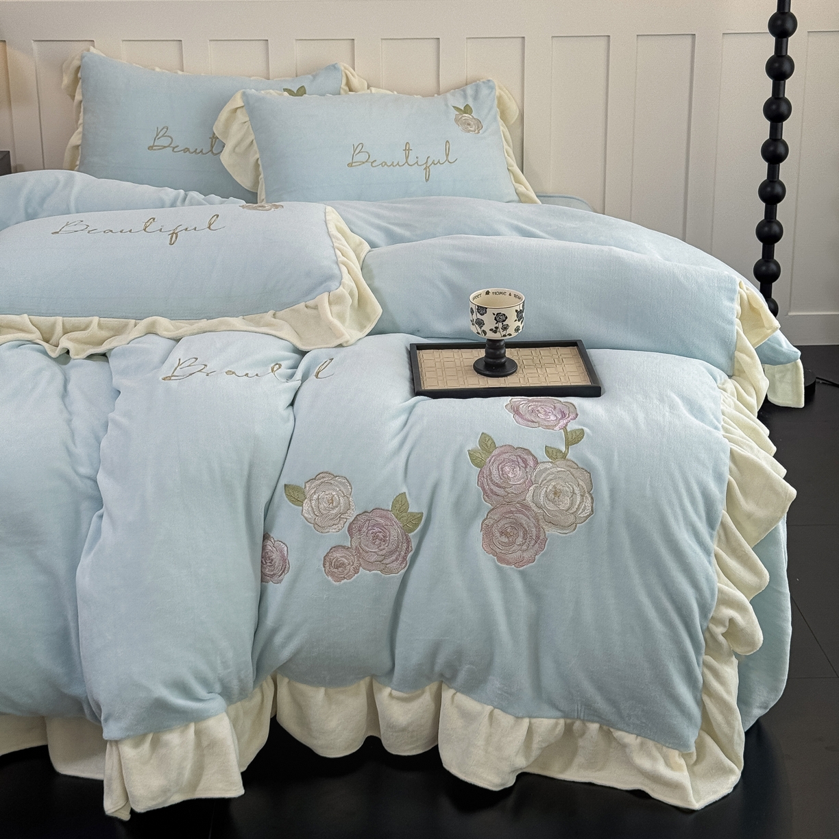 91家纺网 家纺一手货源 找家纺 KA家纺 2025新款冬高克重刺绣床裙款花边款牛奶绒四件套-秘密花园系列 秘密花园兰