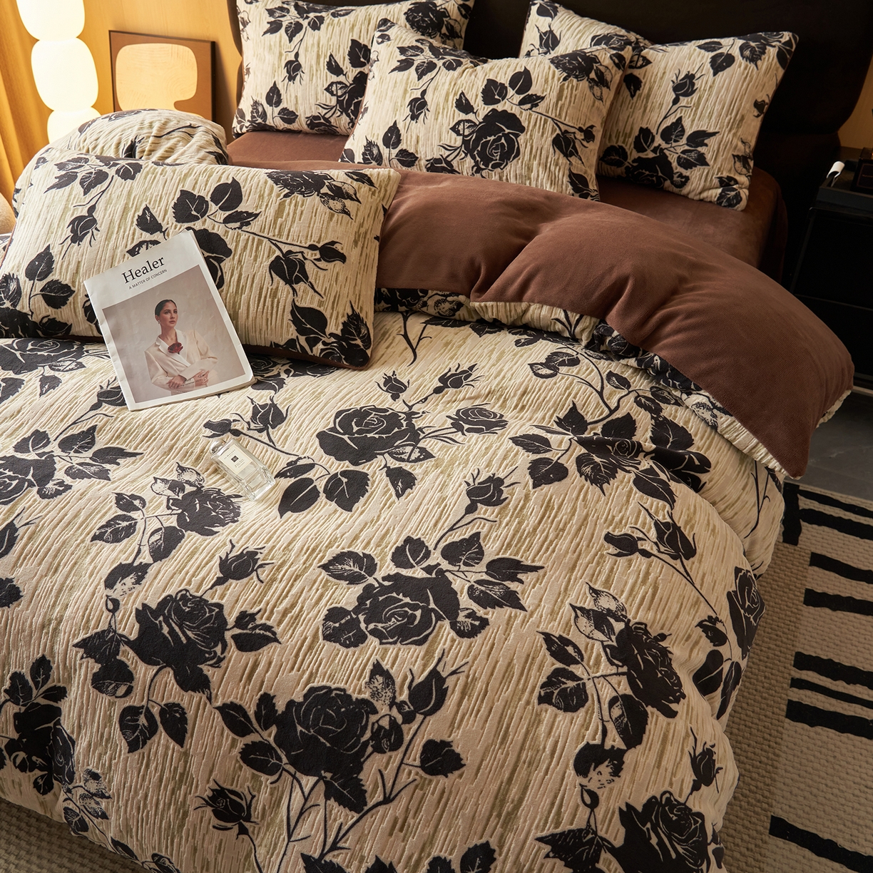 91家纺网 家纺一手货源 找家纺 吾诺家居 2025新款美拉德数码绒暖秋系列四件套 丝绒玫瑰