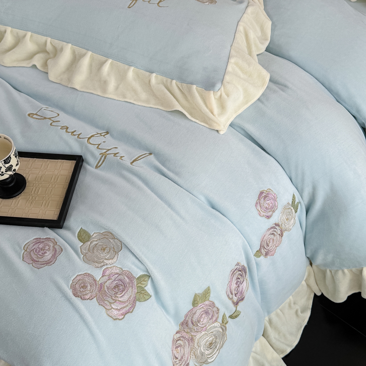 91家纺网 家纺一手货源 找家纺 KA家纺 2025新款冬高克重刺绣床裙款花边款牛奶绒四件套-秘密花园系列 秘密花园兰