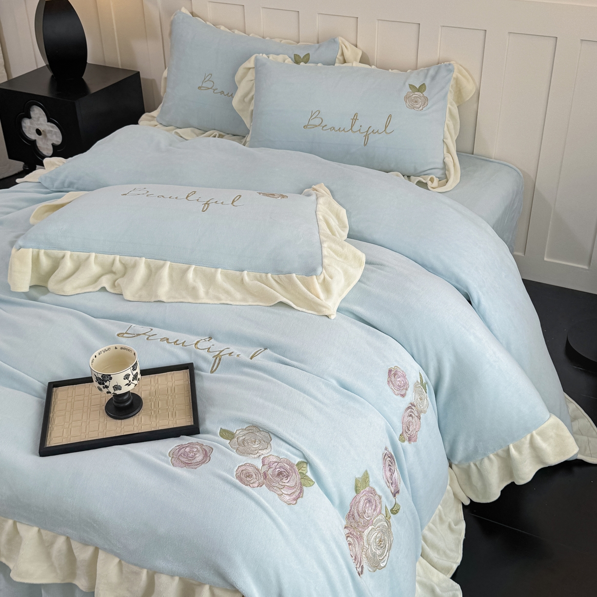 91家纺网 家纺一手货源 找家纺 KA家纺 2025新款冬高克重刺绣床裙款花边款牛奶绒四件套-秘密花园系列 秘密花园兰