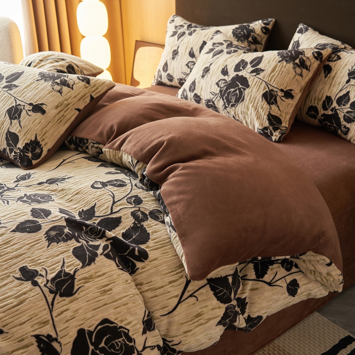 91家纺网 家纺一手货源 找家纺 吾诺家居 2025新款美拉德数码绒暖秋系列四件套 丝绒玫瑰