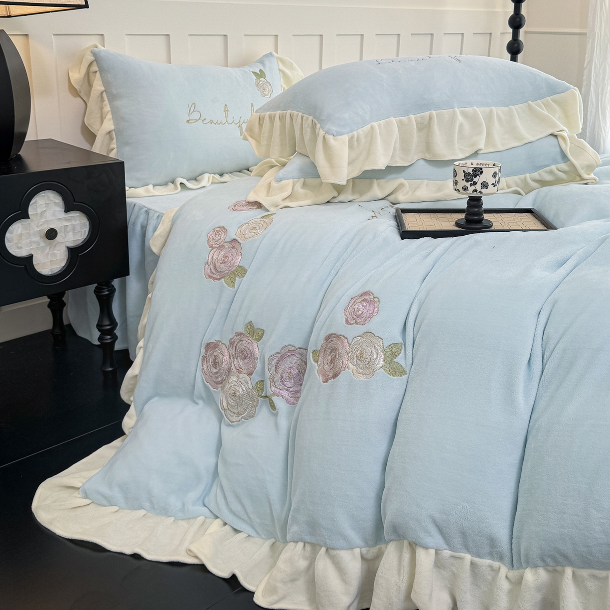 91家纺网 家纺一手货源 找家纺 KA家纺 2025新款冬高克重刺绣床裙款花边款牛奶绒四件套-秘密花园系列 秘密花园兰