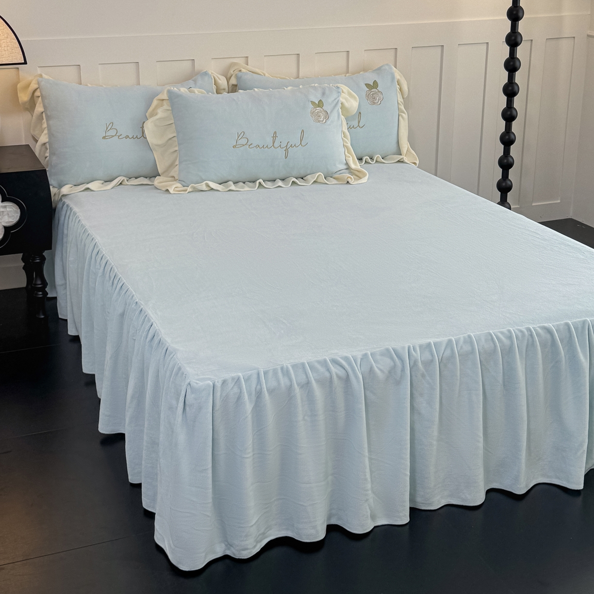 91家纺网 家纺一手货源 找家纺 KA家纺 2025新款冬高克重刺绣床裙款花边款牛奶绒四件套-秘密花园系列 秘密花园兰