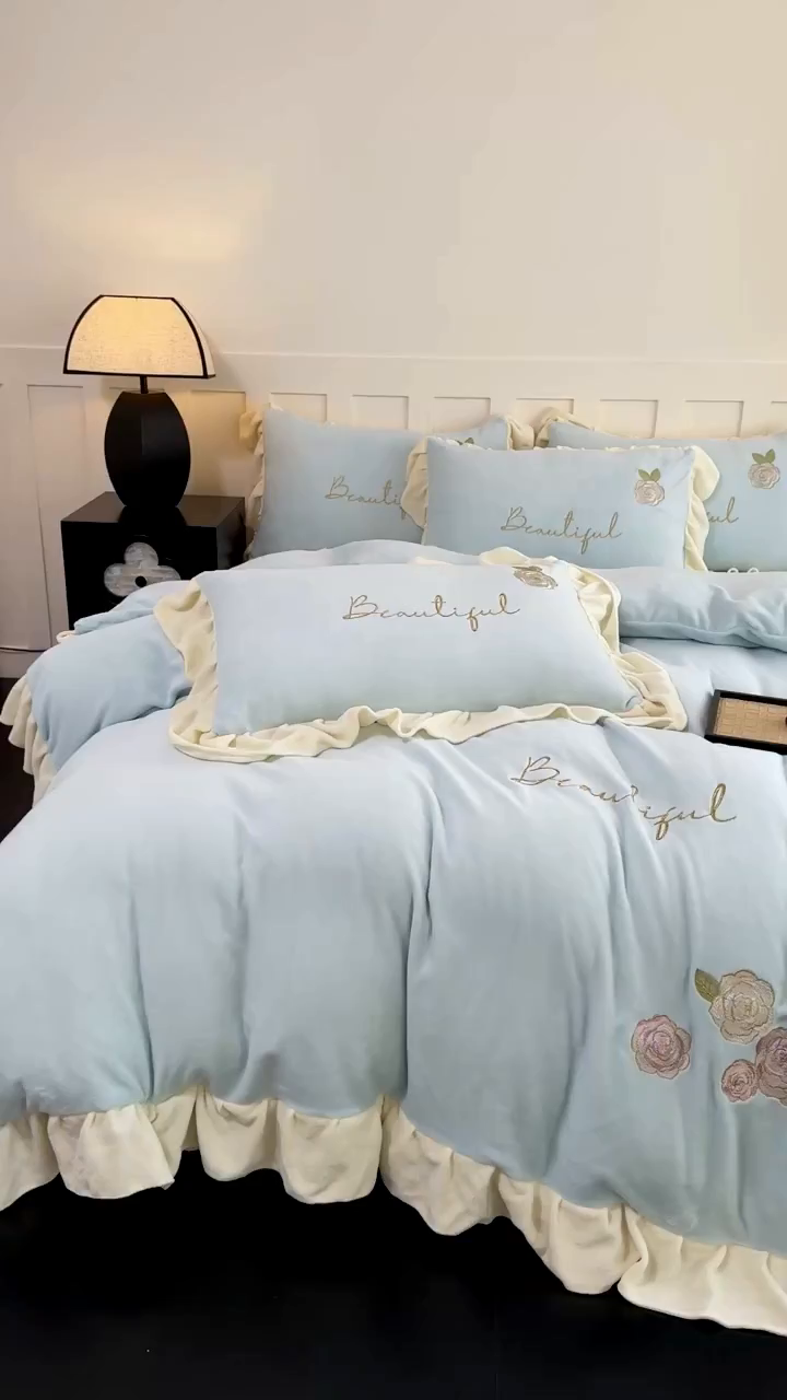 91家纺网 家纺一手货源 找家纺 KA家纺 2025新款冬高克重刺绣床裙款花边款牛奶绒四件套-秘密花园系列 秘密花园兰