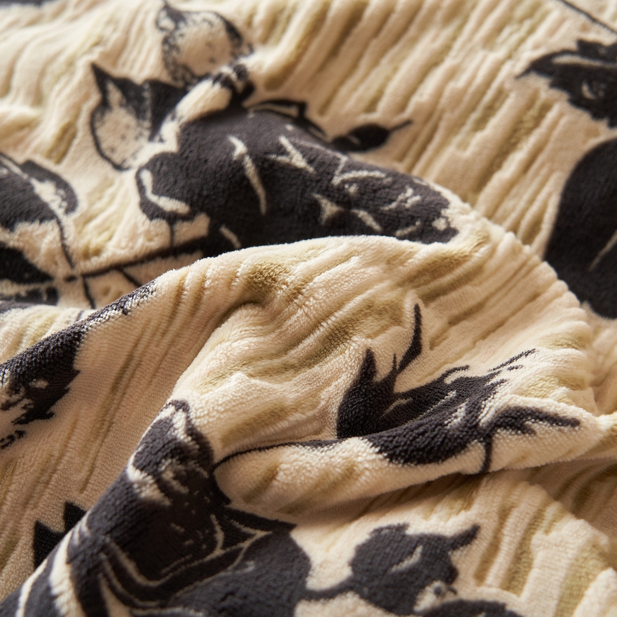 91家纺网 家纺一手货源 找家纺 吾诺家居 2025新款美拉德数码绒暖秋系列四件套 丝绒玫瑰