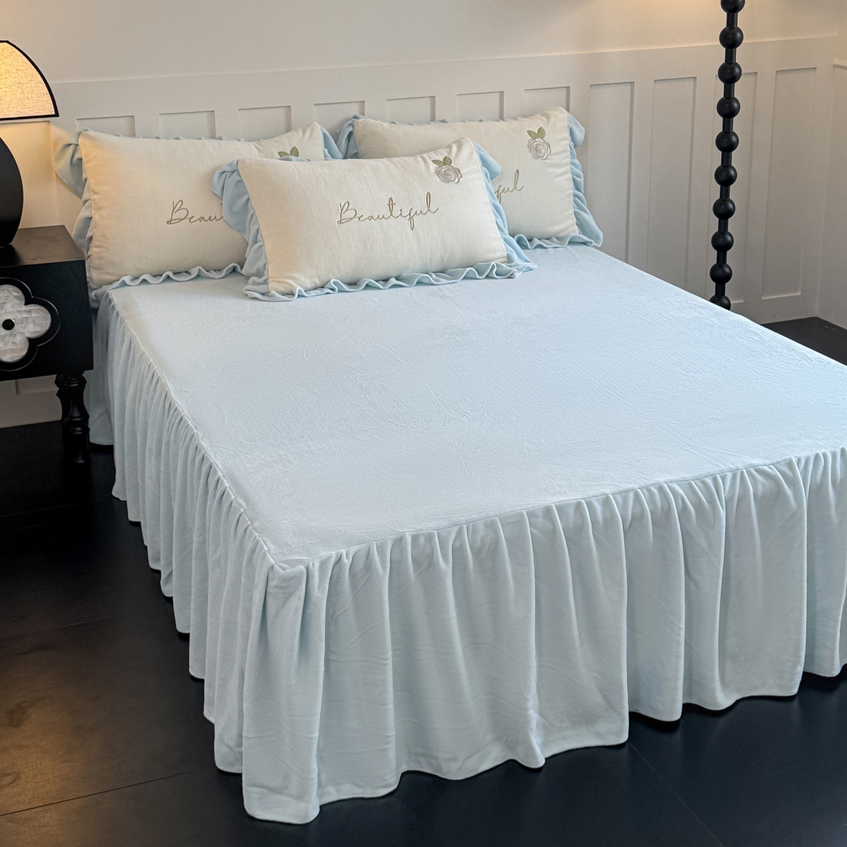 91家纺网 家纺一手货源 找家纺 KA家纺 2025新款冬高克重刺绣床裙款花边款牛奶绒四件套-秘密花园系列 秘密花园奶昔白兰