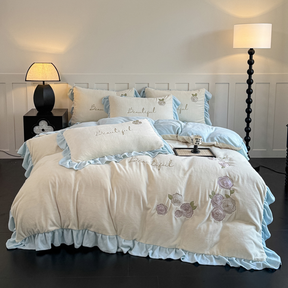 91家纺网 家纺一手货源 找家纺 KA家纺 2025新款冬高克重刺绣床裙款花边款牛奶绒四件套-秘密花园系列 秘密花园奶昔白兰