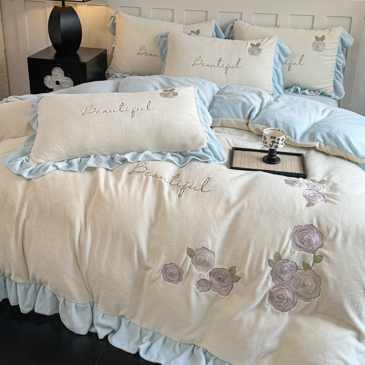 91家纺网 家纺一手货源 找家纺 KA家纺 2025新款冬高克重刺绣床裙款花边款牛奶绒四件套-秘密花园系列 秘密花园奶昔白兰