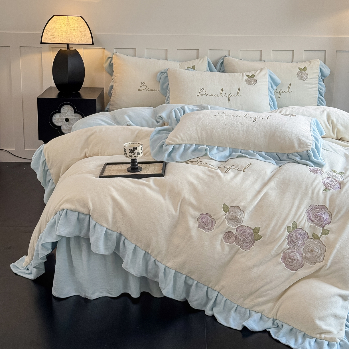 91家纺网 家纺一手货源 找家纺 KA家纺 2025新款冬高克重刺绣床裙款花边款牛奶绒四件套-秘密花园系列 秘密花园奶昔白兰