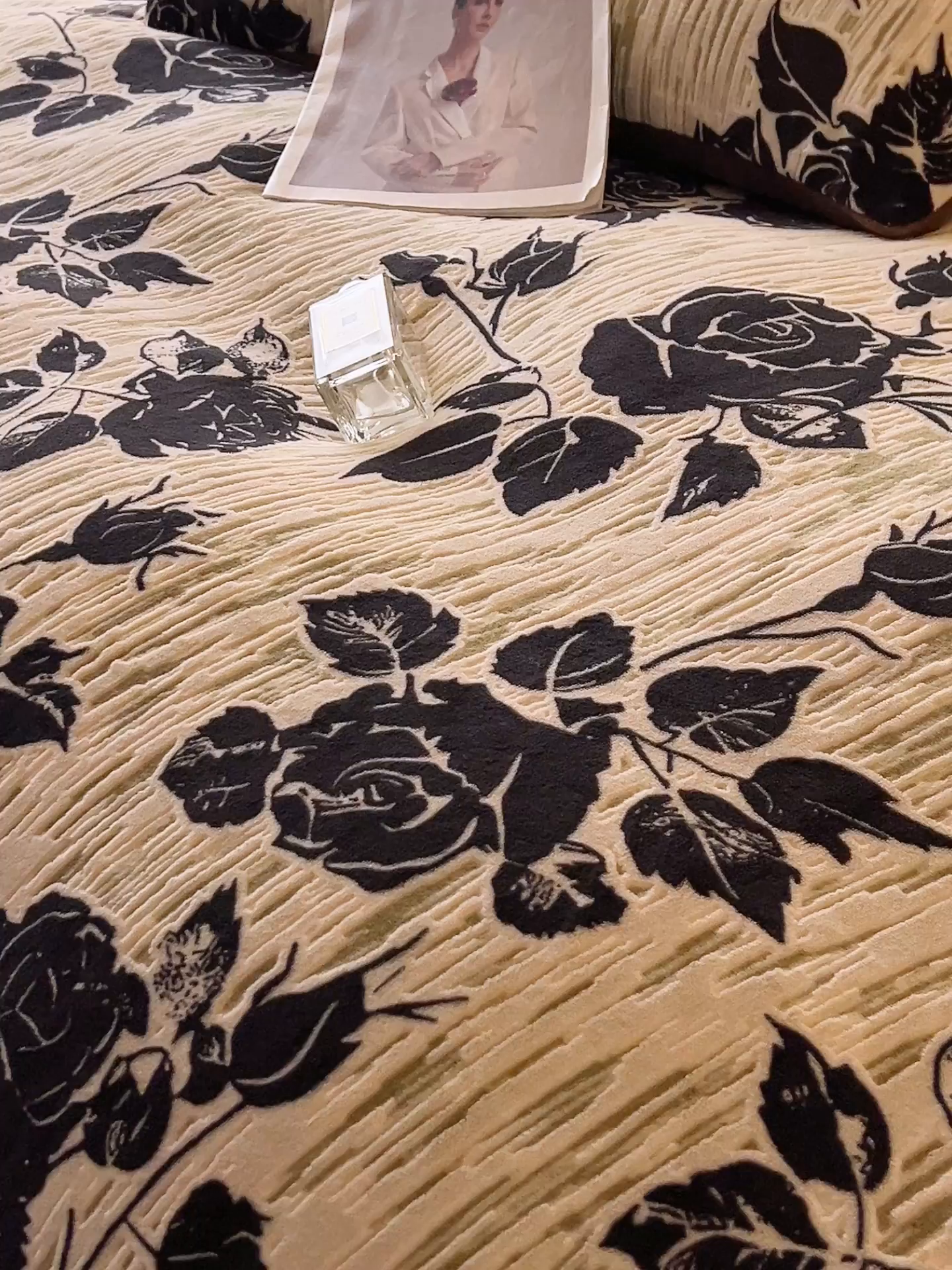 91家纺网 家纺一手货源 找家纺 吾诺家居 2025新款美拉德数码绒暖秋系列四件套 丝绒玫瑰