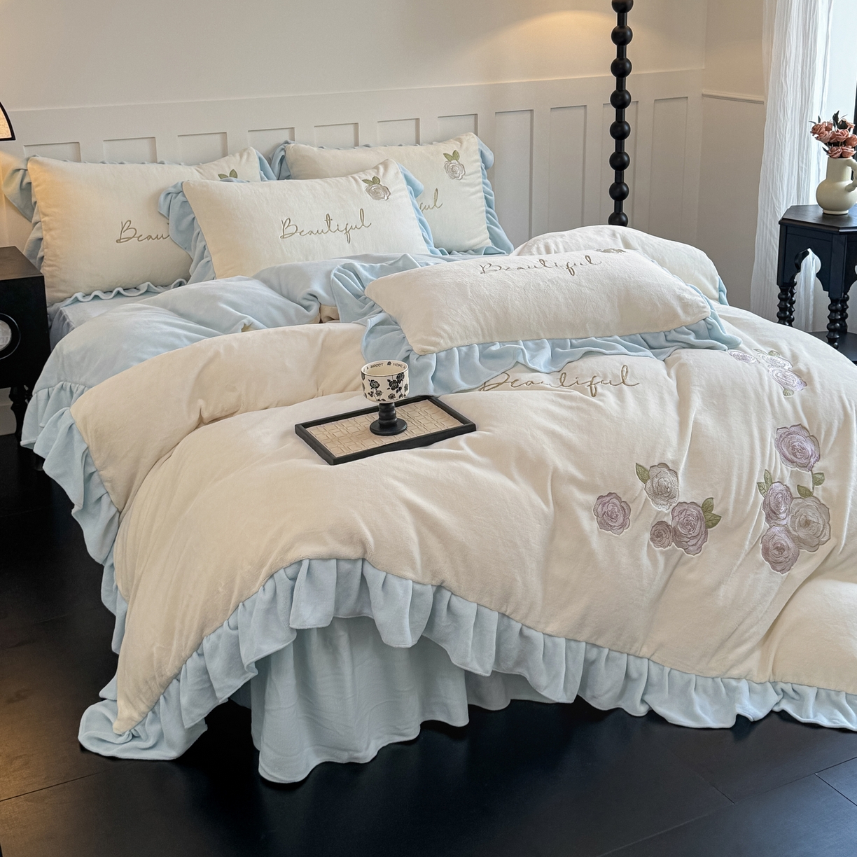 91家纺网 家纺一手货源 找家纺 KA家纺 2025新款冬高克重刺绣床裙款花边款牛奶绒四件套-秘密花园系列 秘密花园奶昔白兰