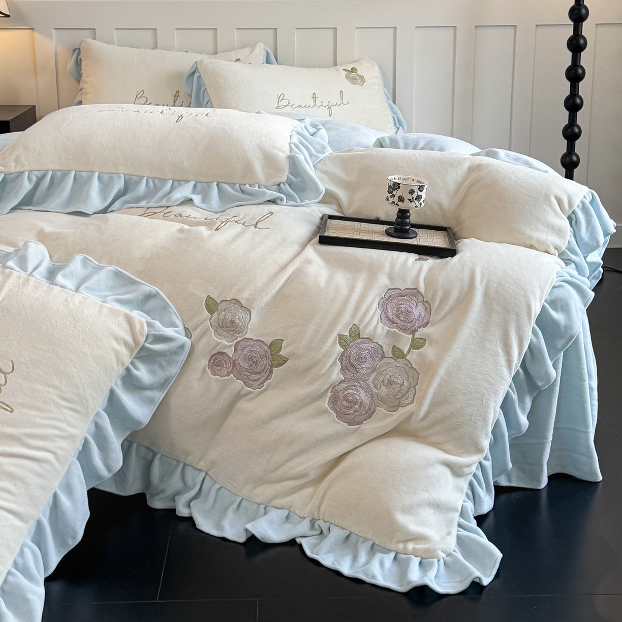 91家纺网 家纺一手货源 找家纺 KA家纺 2025新款冬高克重刺绣床裙款花边款牛奶绒四件套-秘密花园系列 秘密花园奶昔白兰