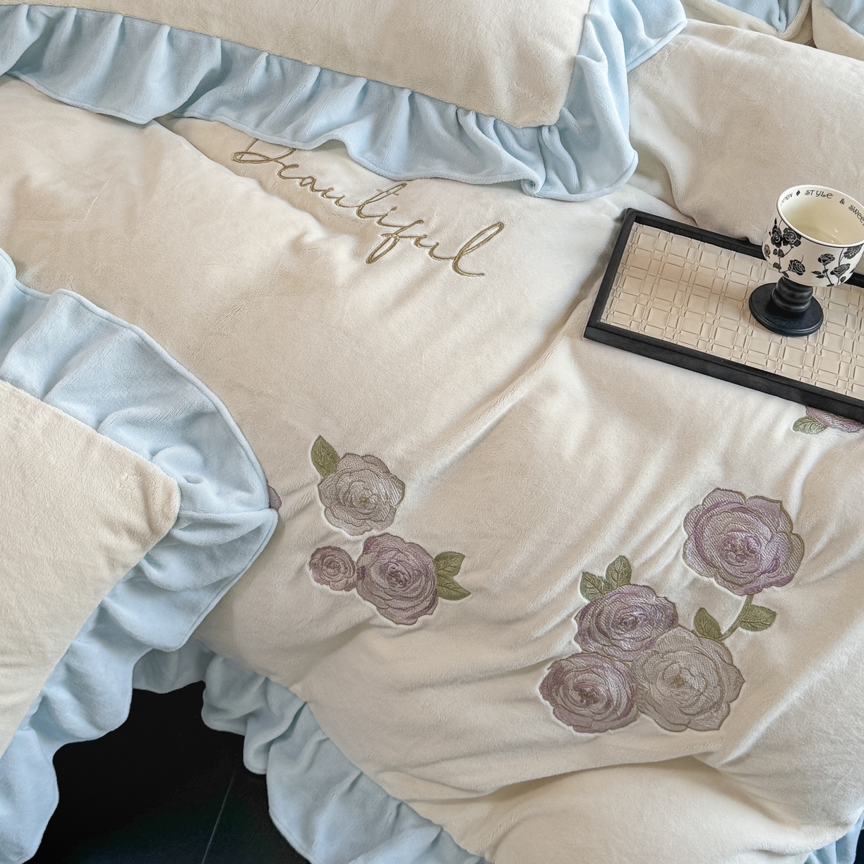 91家纺网 家纺一手货源 找家纺 KA家纺 2025新款冬高克重刺绣床裙款花边款牛奶绒四件套-秘密花园系列 秘密花园奶昔白兰