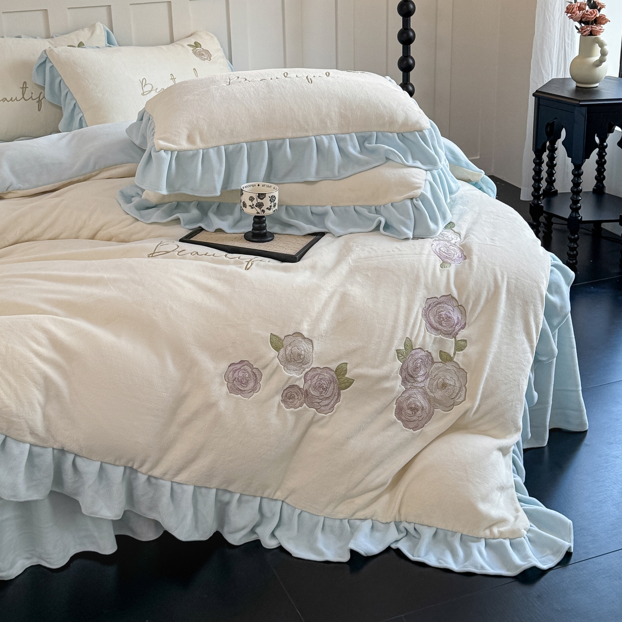 91家纺网 家纺一手货源 找家纺 KA家纺 2025新款冬高克重刺绣床裙款花边款牛奶绒四件套-秘密花园系列 秘密花园奶昔白兰