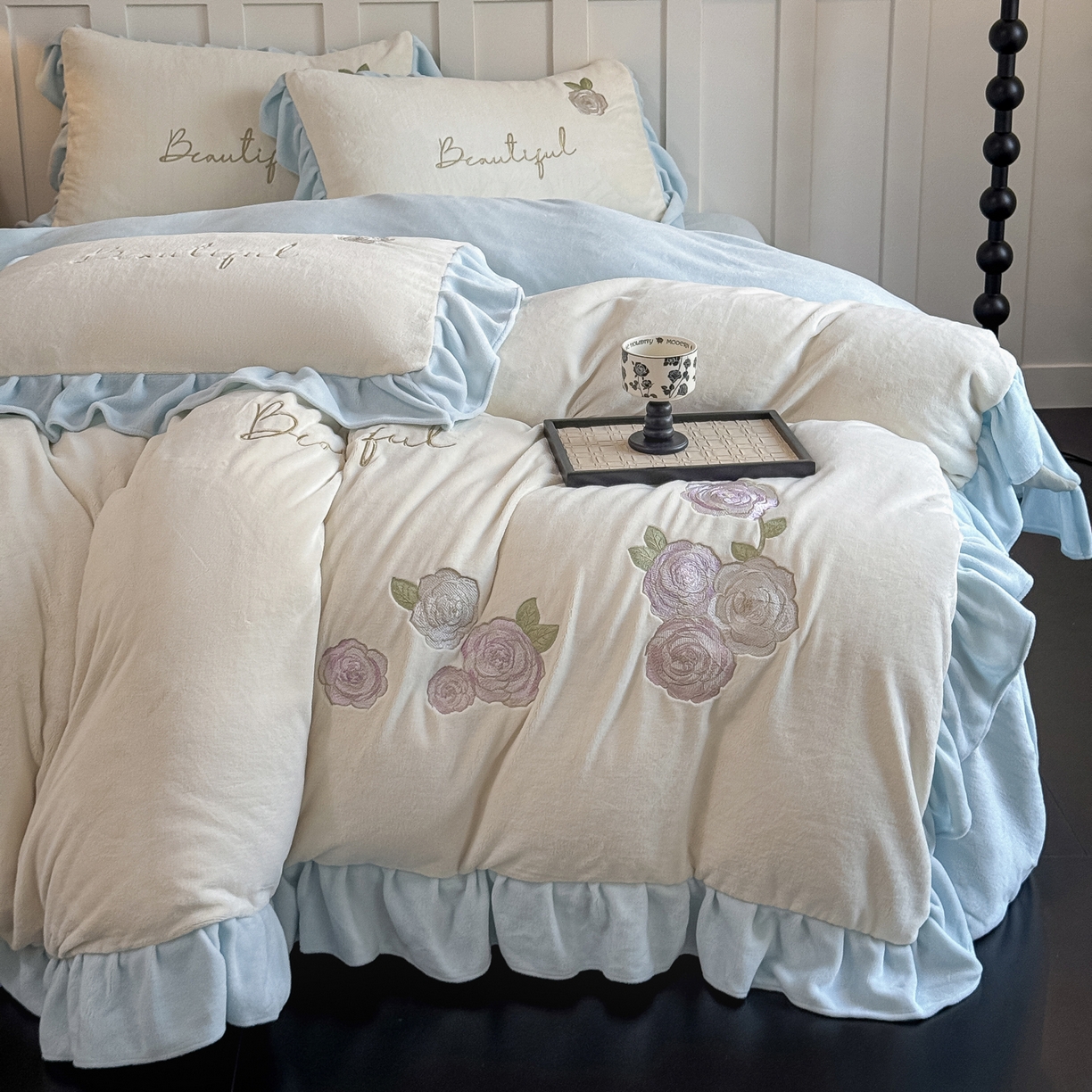 91家纺网 家纺一手货源 找家纺 KA家纺 2025新款冬高克重刺绣床裙款花边款牛奶绒四件套-秘密花园系列 秘密花园奶昔白兰