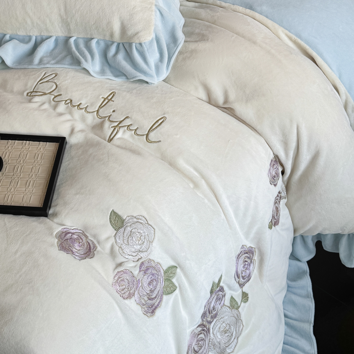 91家纺网 家纺一手货源 找家纺 KA家纺 2025新款冬高克重刺绣床裙款花边款牛奶绒四件套-秘密花园系列 秘密花园奶昔白兰