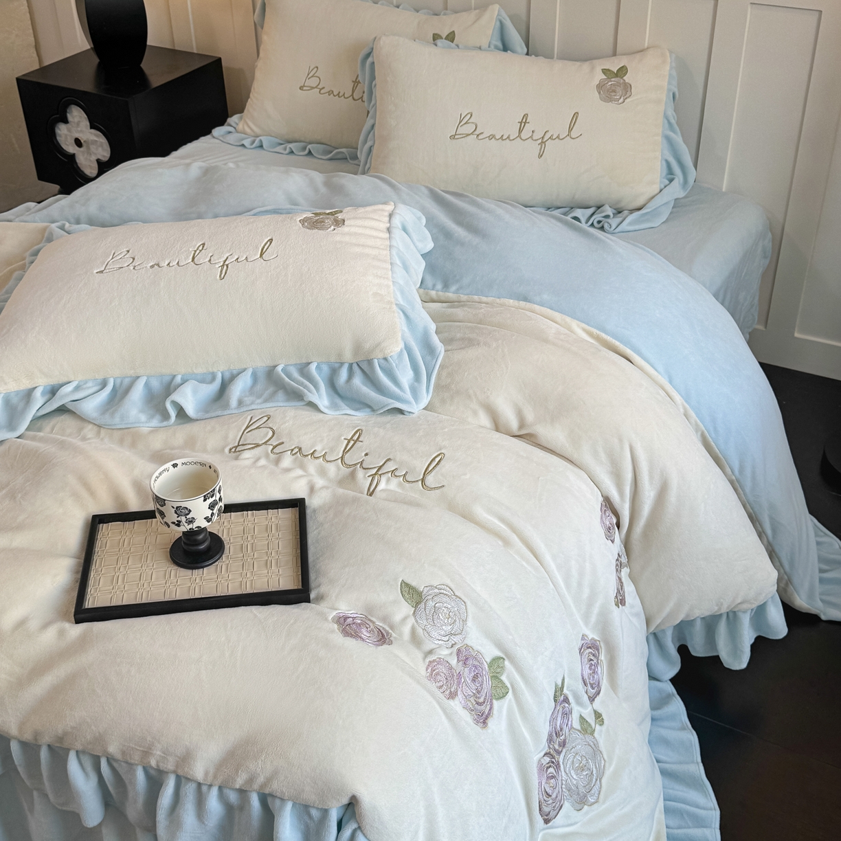 91家纺网 家纺一手货源 找家纺 KA家纺 2025新款冬高克重刺绣床裙款花边款牛奶绒四件套-秘密花园系列 秘密花园奶昔白兰