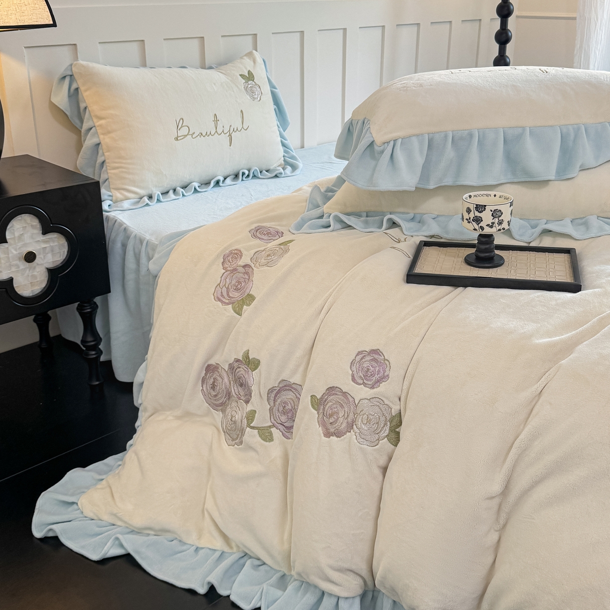 91家纺网 家纺一手货源 找家纺 KA家纺 2025新款冬高克重刺绣床裙款花边款牛奶绒四件套-秘密花园系列 秘密花园奶昔白兰