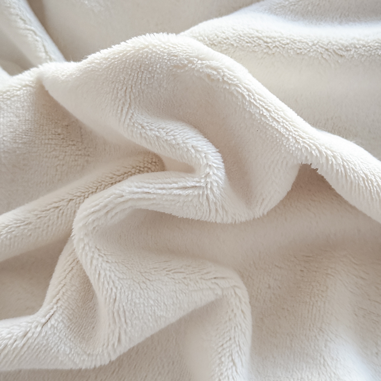 91家纺网 家纺一手货源 找家纺 KA家纺 2025新款冬高克重刺绣床裙款花边款牛奶绒四件套-秘密花园系列 秘密花园奶昔白兰