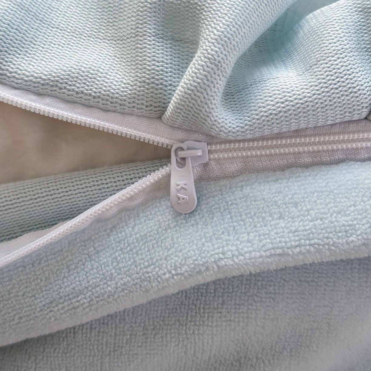 91家纺网 家纺一手货源 找家纺 KA家纺 2025新款冬高克重刺绣床裙款花边款牛奶绒四件套-秘密花园系列 秘密花园奶昔白兰