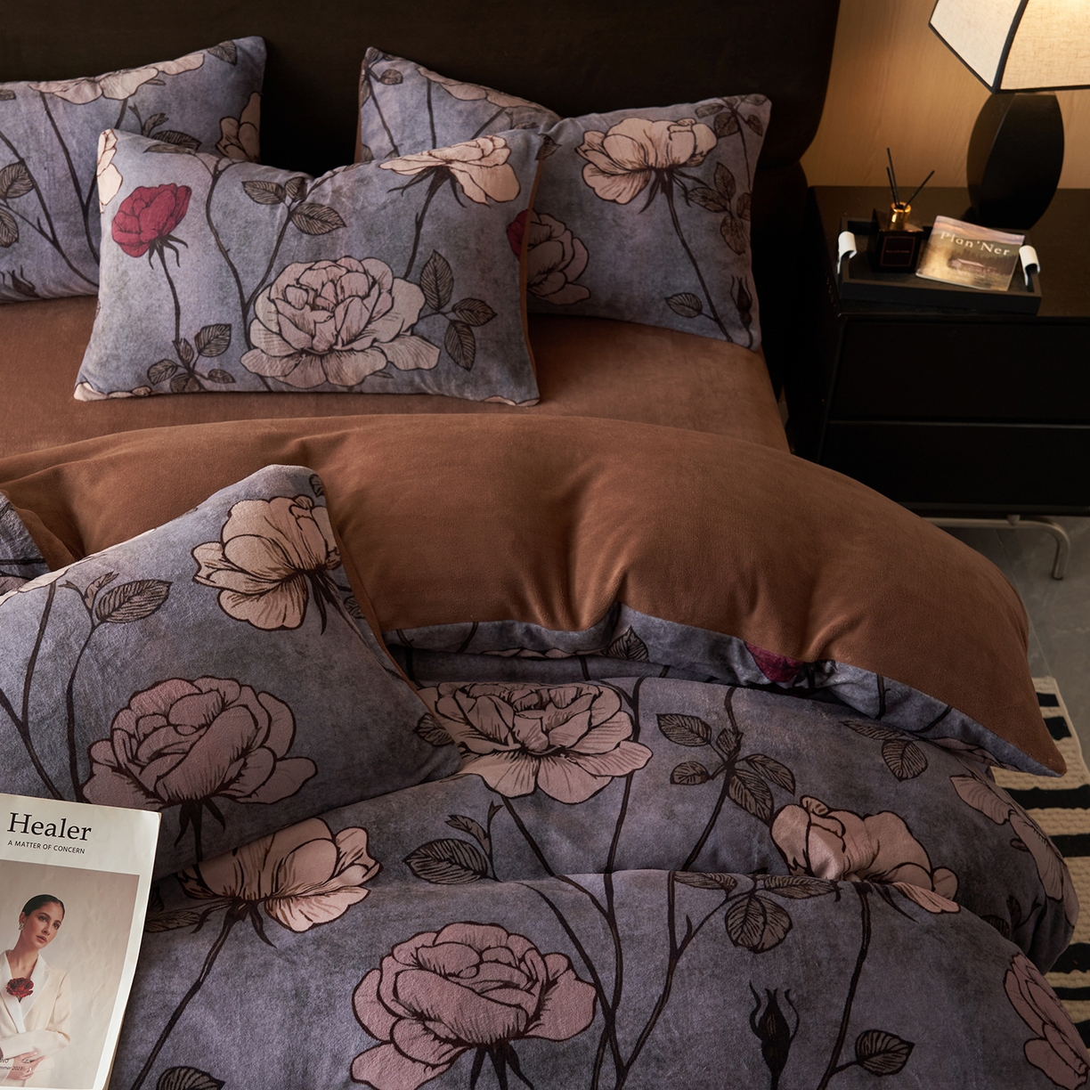 91家纺网 家纺一手货源 找家纺 吾诺家居 2025新款美拉德数码绒暖秋系列四件套 幽香花语