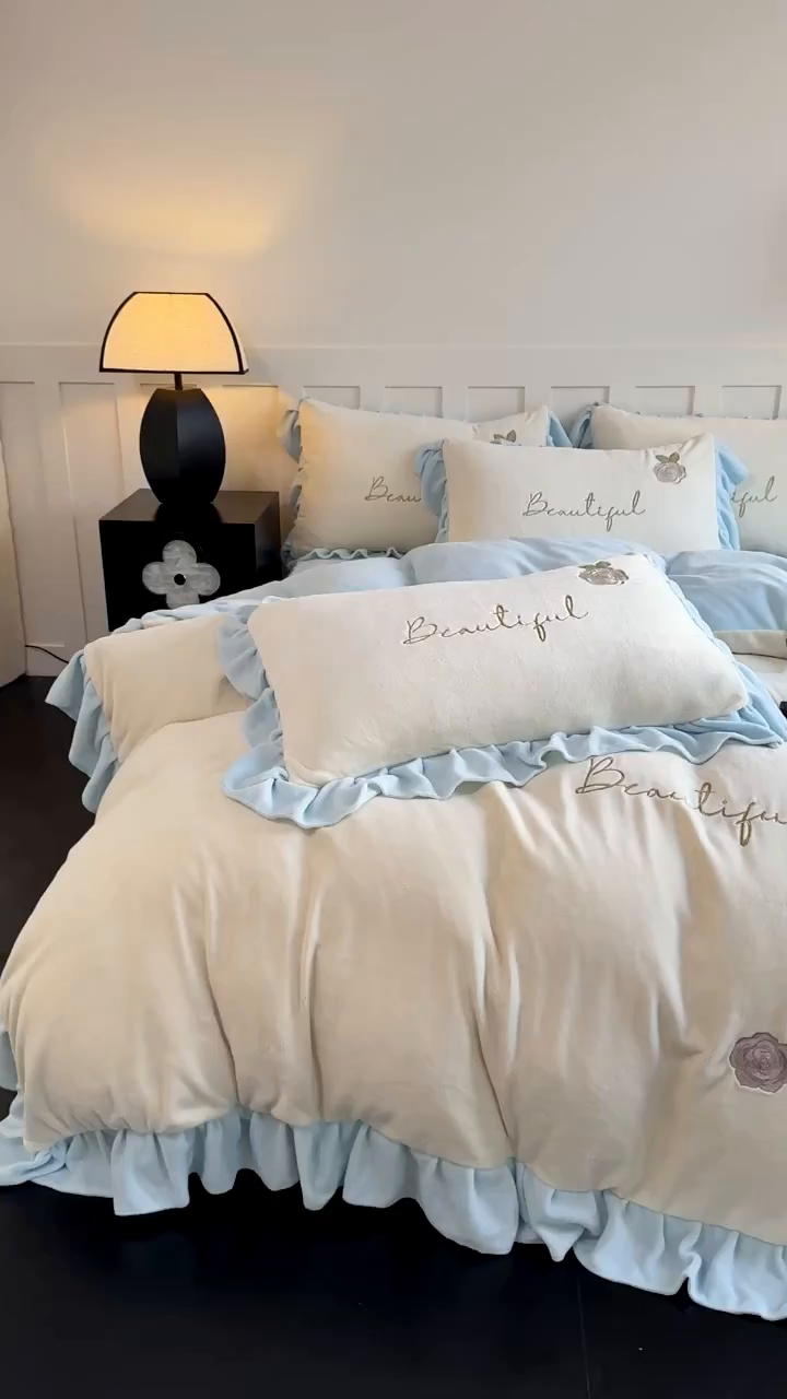 91家纺网 家纺一手货源 找家纺 KA家纺 2025新款冬高克重刺绣床裙款花边款牛奶绒四件套-秘密花园系列 秘密花园奶昔白兰