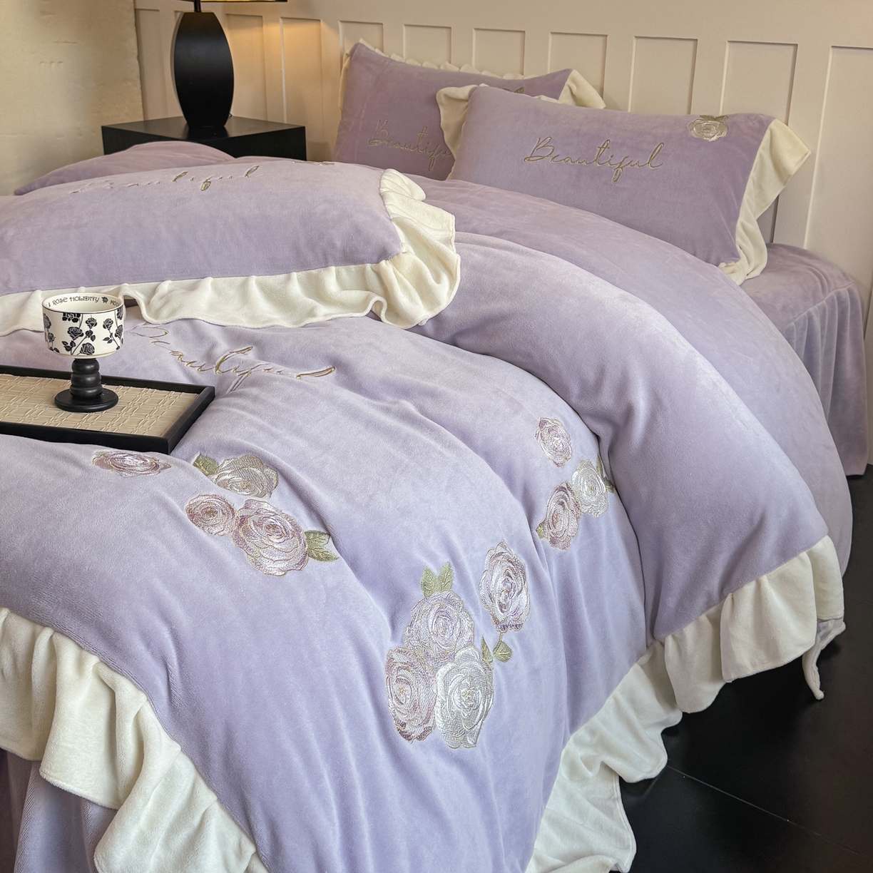 91家纺网 家纺一手货源 找家纺 KA家纺 2025新款冬高克重刺绣床裙款花边款牛奶绒四件套-秘密花园系列 秘密花园紫