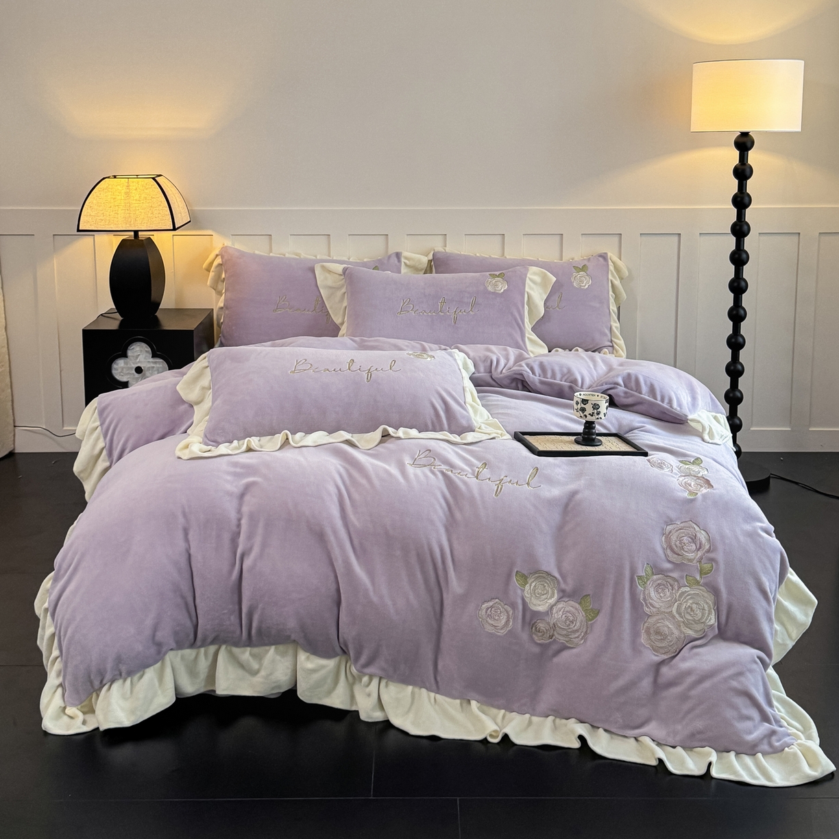 91家纺网 家纺一手货源 找家纺 KA家纺 2025新款冬高克重刺绣床裙款花边款牛奶绒四件套-秘密花园系列 秘密花园紫