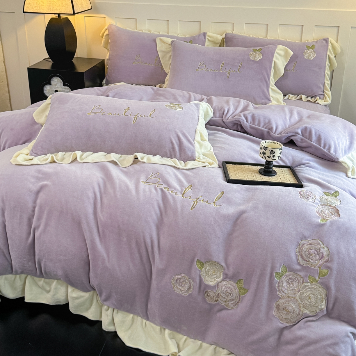 91家纺网 家纺一手货源 找家纺 KA家纺 2025新款冬高克重刺绣床裙款花边款牛奶绒四件套-秘密花园系列 秘密花园紫