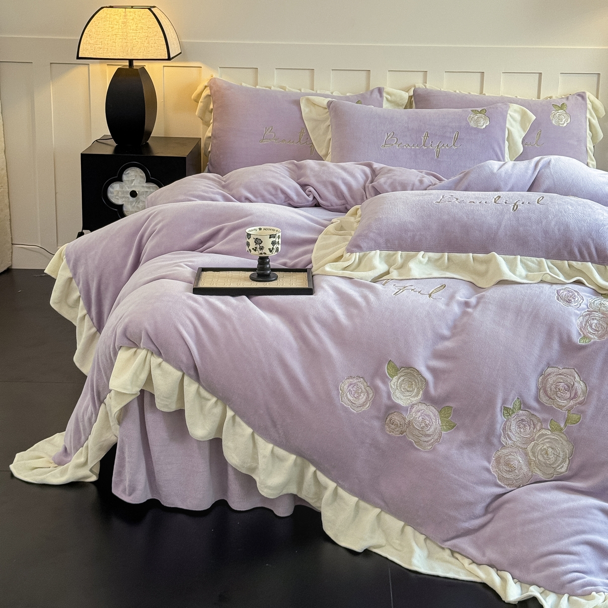 91家纺网 家纺一手货源 找家纺 KA家纺 2025新款冬高克重刺绣床裙款花边款牛奶绒四件套-秘密花园系列 秘密花园紫