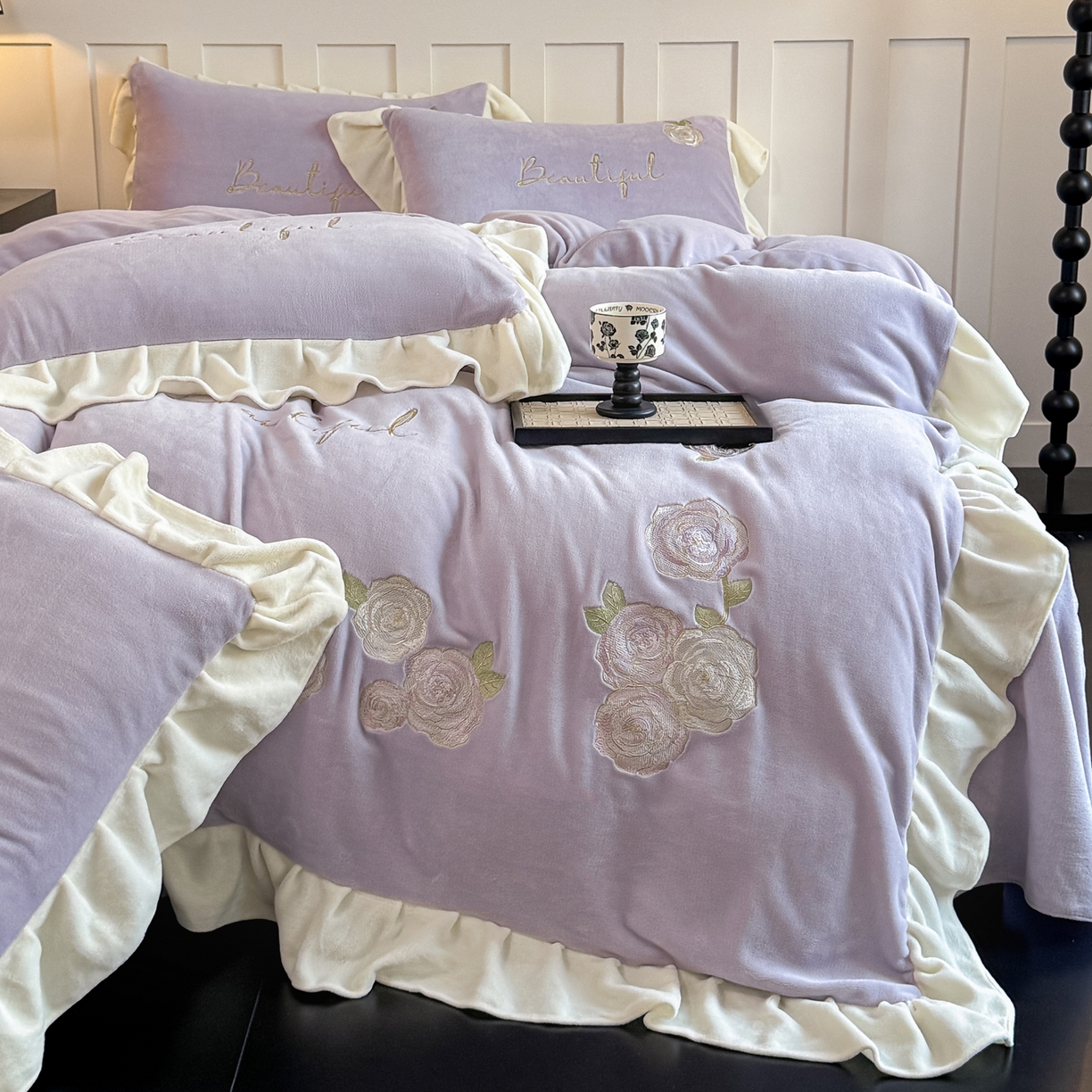 91家纺网 家纺一手货源 找家纺 KA家纺 2025新款冬高克重刺绣床裙款花边款牛奶绒四件套-秘密花园系列 秘密花园紫