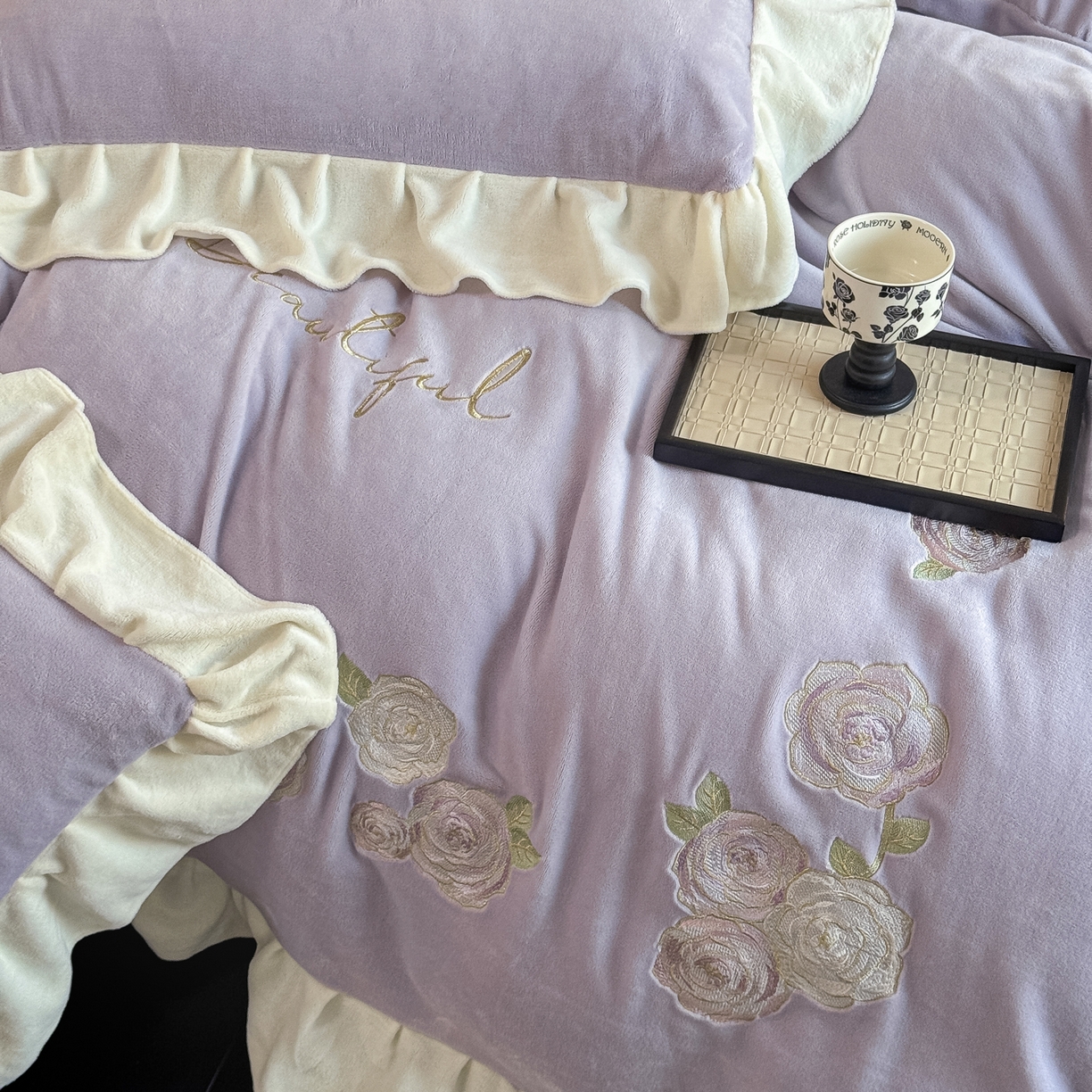 91家纺网 家纺一手货源 找家纺 KA家纺 2025新款冬高克重刺绣床裙款花边款牛奶绒四件套-秘密花园系列 秘密花园紫