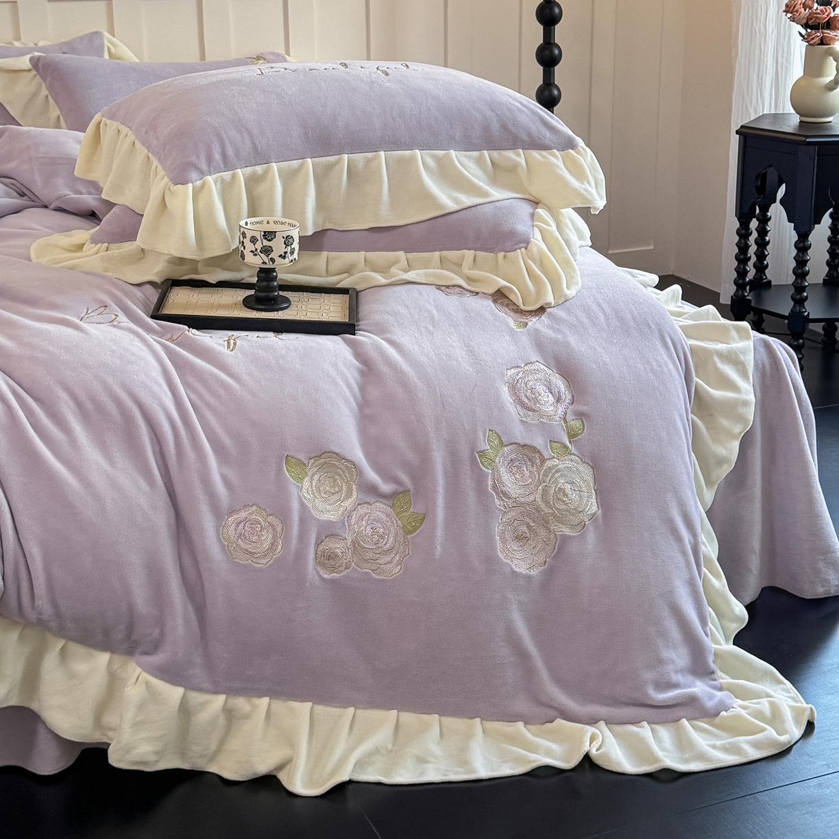 91家纺网 家纺一手货源 找家纺 KA家纺 2025新款冬高克重刺绣床裙款花边款牛奶绒四件套-秘密花园系列 秘密花园紫